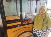 Rasa Syukur Marni Pedagang Nasi Uduk Bandar Lampung Ucapkan Terima Kasih Kepada Mitra Adhyaksa Berikan Bantuan Grobak Program UMKM