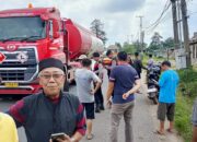 Kecelakaan Mobil Truck Babi Terguling, Puluhan Ekor Berlarian ke Kebun Singkong*