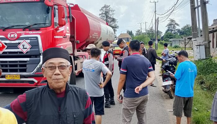 Kecelakaan Mobil Truck Babi Terguling, Puluhan Ekor Berlarian ke Kebun Singkong*